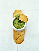 Guacamole mit Crackern