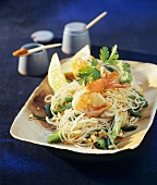 Rice noodles with spring onions, sprouts and prawns