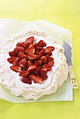 Meringue mit Schlagsahne und Erdbeeren