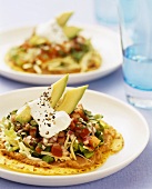 Tostada mit Bohnenpüree und Gemüsesalat