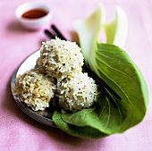 Steamed rice-coated meatballs