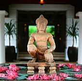 Buddhafigur mit Lotusblüten, Thailand