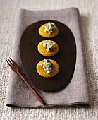 Maize cakes with cabrales (Spanish blue cheese) and honey