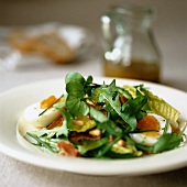 Löwenzahnsalat mit Wasserkresse, Schinken und Ei