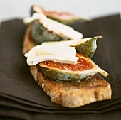 Toast with figs and cheese