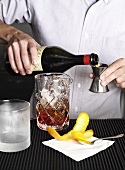 Barkeeper bereitet Old Fashioned Cocktail zu