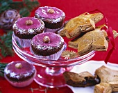 Spekulatius muffins with red wine icing & filled Lebkuchen stars