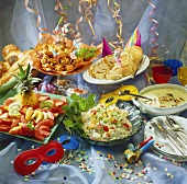 Party buffet: fish- & fruit salad, filet en croûte, deep-fried veg