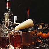 Feuerzangenbowle mit brennendem Zuckerhut