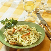 Spaghetti with prawns and parsley