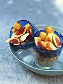 Obstsalat mit Kuchencroûtons in Gläsern, eisgekühlt