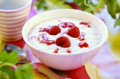 Porridge mit Himbeeren