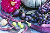 Stillleben mit Gemüse und Trauben in Lilatönen