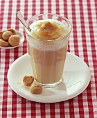 Latte Macchiato mit braunem Zucker bestreut