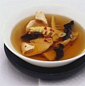 Scharfe süß-saure Suppe mit Mu-Err-Pilzen und Hühnerbrust