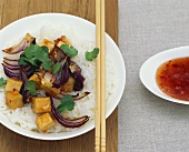 Rice with crispy tofu, onions and sweet & sour sauce
