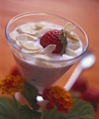 Strawberry yoghurt with almonds