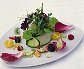 Blattsalate mit Zucchini, Kirschtomaten und Früchten