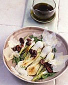 Frühlingszwiebeln mit Rucola, Oliven und Parmesan