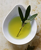 Ein Schälchen natives Olivenöl extra