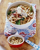 Wholemeal spaghetti with vanilla onions and ricotta