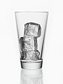 Eiswürfel im Glas