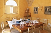 Gedeckter Tisch im mediterranem Esszimmer