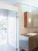 Nasszelle mit Panoramafenster und Edelstahlwaschtisch im modernen Bad mit Tonnendecke