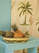 Ananas im Körbchen auf einem Tischchen