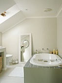 Ein helles Badezimmer mit Dachschrägen und Tageslicht