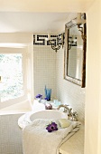 Helles Badezimmer mit Glasbausteinen und rundem Waschbecken