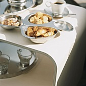Biscotti e caffè (Biscuits to serve with coffee, Italy)