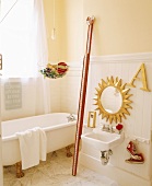 Traditionelles Badezimmer mit freistehender Badewanne und vergoldeten Dekorationsobjekten
