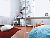 Kinderzimmer mit Stockbett, Schreibtisch & kreisförmigen Regal