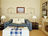 Blaues Sofa in einem Wohnraum mit Wandnischen