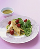 Strips of roast chicken breast with spinach salad & raspberries
