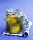In Olivenöl eingelegter Ziegenkäse im Einmachglas