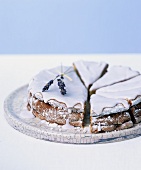 Olive oil and Sauternes cake with lavender icing