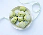 Grüne Tee-Macarons mit Puderzucker