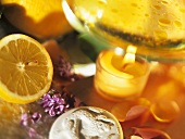 Aromalampe, daneben Zitrone, Rosenblätter & Fliederblüten