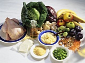 Lebensmittelstilleben mit Obst, Gemüse, Geflügel & Reis