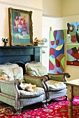 Zwei originelle Polstersessel in einem farbenfroh dekorierten Kaminzimmer