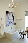 Elegante Antikmöbel und eine Portraitfotografie in einem schlichten Badezimmer