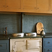 Antiker Küchenofen und Alessi Wasserkocher in einer Vintageküche