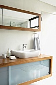 Moderner Waschtisch und passender Badezimmerspiegel mit Schiebetüren