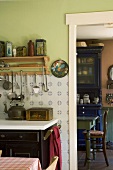 Ausschnitt einer Landhausküche im Vintagestil mit Blick ins Esszimmer