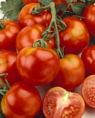 Tomaten "Montfavet" ganz und eine halbiert
