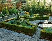 Gartenanlage mit Buchshecken und Springbrunnen