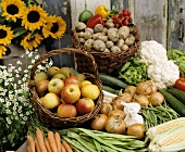 Ernte-Stillleben mit Obst, Gemüse, Getreide und Blumen