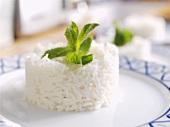 Gekochter Reis auf einem Teller